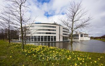 buitenzijde kantoorgebouw water omgeving groen amsterdam hoofddorp polarisavenue