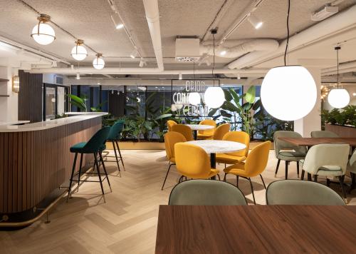 Modern, stylish workspace at Siriusdreef 60, Hoofddorp featuring contemporary seating, vibrant decor, and greenery ideal for office space rental. The decor encourages creativity and collaboration.