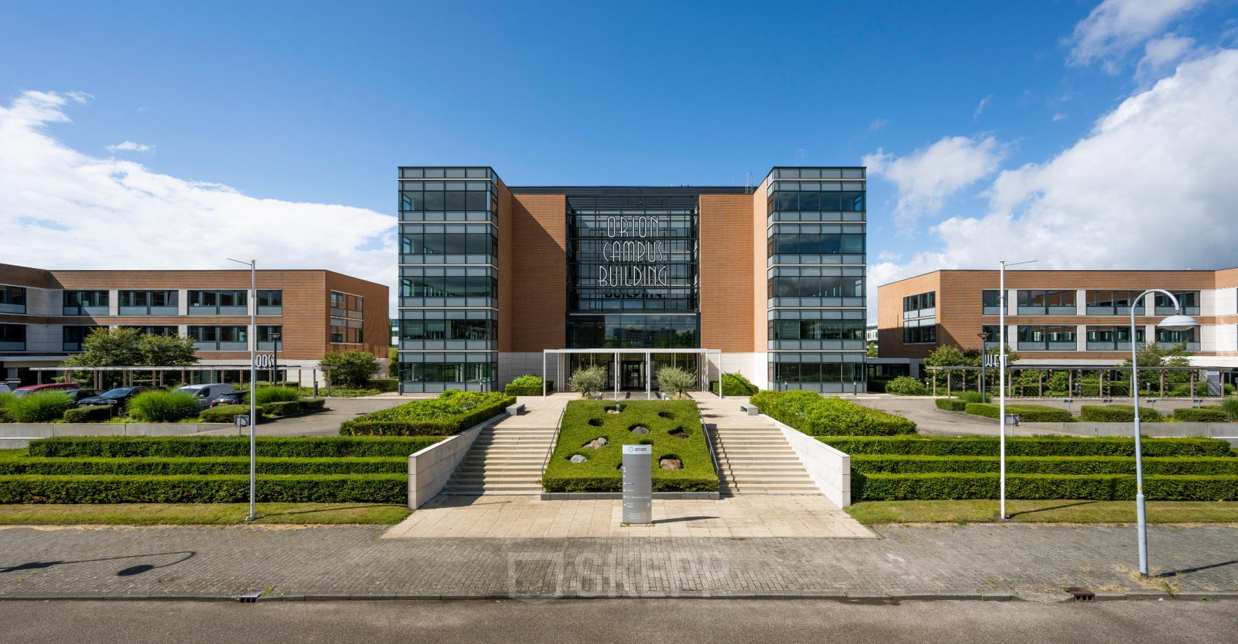 Front view of a modern office building at Siriusdreef 60, Hoofddorp. Spacious exterior with a sleek façade and landscaped greenery, perfect for businesses seeking office space rental.