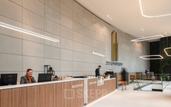 Reception area at Taurusavenue 1-41, Hoofddorp, with a reception desk and coffee bar visible. Ideal for those seeking office space rental.