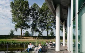 Outdoor seating area at Taurusavenue 1-41 in Hoofddorp, with people enjoying the open space, ideal for informal meetings and relaxation.