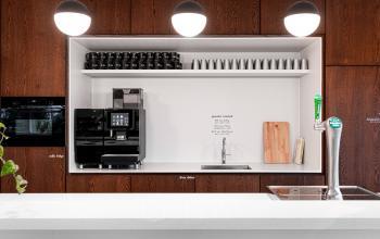 A sleek and modern pantry area with a coffee machine and neatly arranged cups, perfect for office space rental at Taurusavenue 1-41, Hoofddorp.