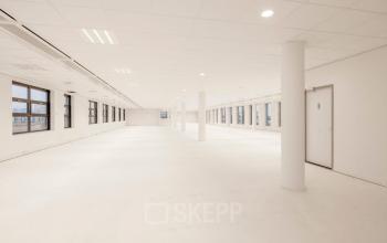 Spacious office to rent in Hoofddorp with ample natural light and open floor plan, perfect for customization. Ideal for office space rental at Siriusdreef 16.