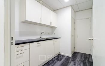 Hoofddorp kantoorgebouw met pantry aanwezig