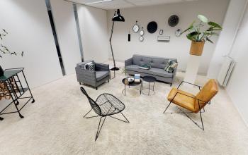 Stylish office space rental in Houten featuring cozy seating, modern decor, and a welcome area ideal for meetings or relaxation.
