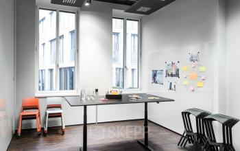 Gemütlicher Projektraum mit 2 großen Fenstern
