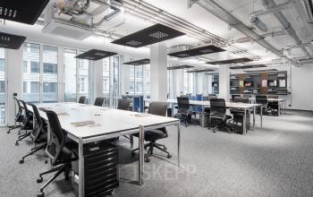 Moderne Arbeitspätze in großem Coworking-Bereich