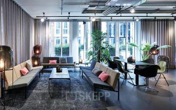 Büroraum mieten in Christophstraße 15-17, Köln Innenstadt, mit modernen Sitzbereichen und großen Fenstern.