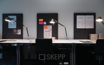 Modernes Büro in der Christophstraße 15-17, Köln Innenstadt, mit Lampen und Arbeitsplätzen unter neutraler Beleuchtung
