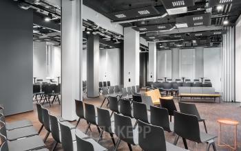 Moderner büroraum mieten in Köln Innenstadt, Christophstraße 15-17, mit schwarzen Stühlen und hellem Holzfußboden.