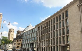 Bürogebäude in der Christophstraße 15-17, Köln Innenstadt, Köln. Außenansicht des mehrstöckigen Bürogebäudes unter blauem Himmel.