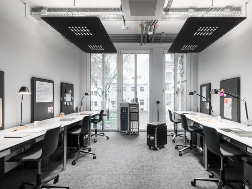 Modernes Büro zur Miete in der Christophstraße 15-17, Köln, mit großen Fenstern und heller Beleuchtung.