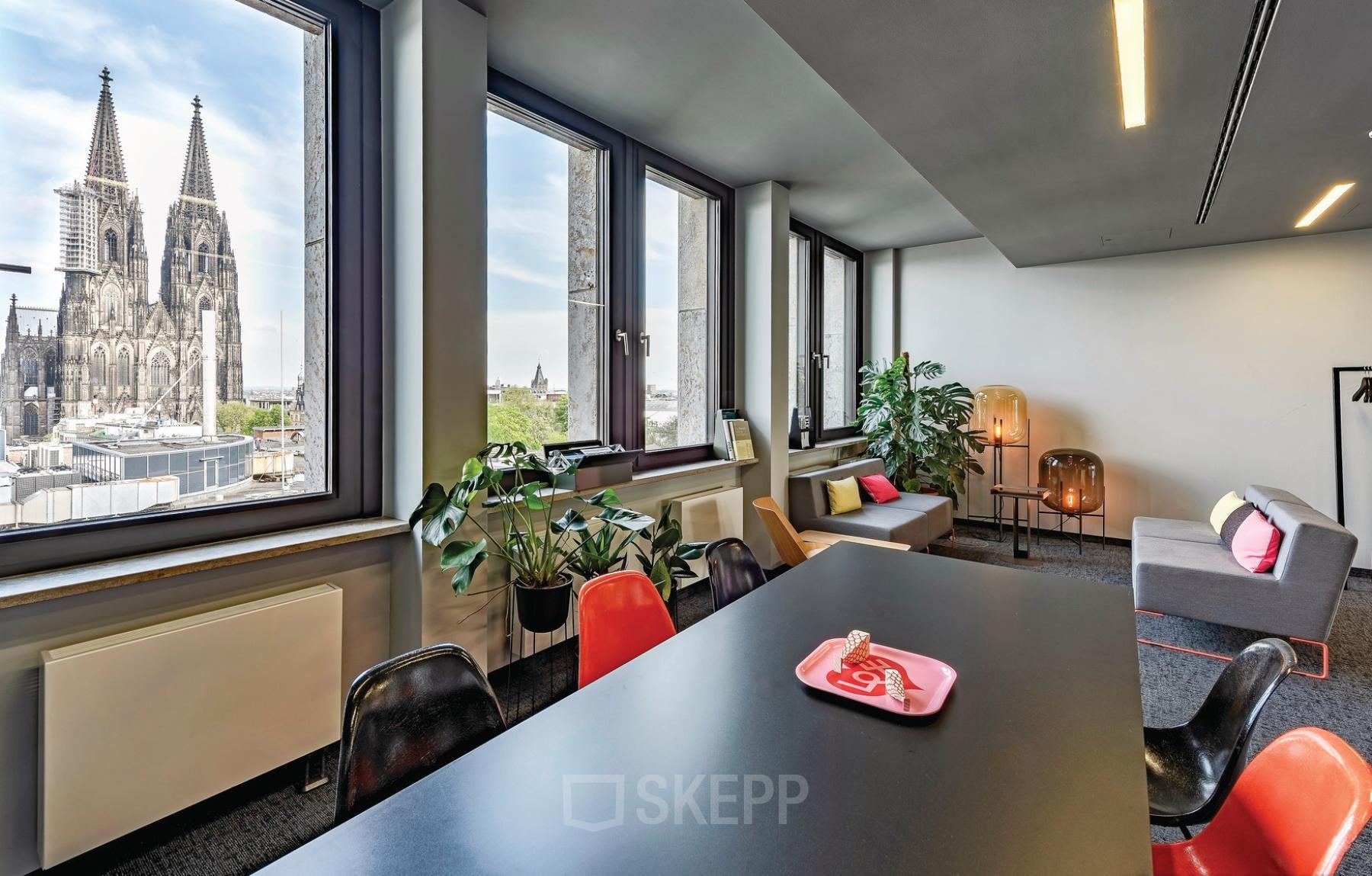 Büroraum mieten in Köln Innenstadt, Tunisstraße 19-23, mit Blick auf den Kölner Dom und stilvollem Interieur mit modernen Möbeln und Pflanzen.