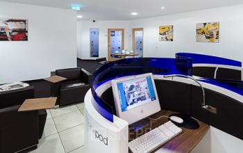 Moderne Business Lounge des Bürogebäudes in Köln, Innenstadt