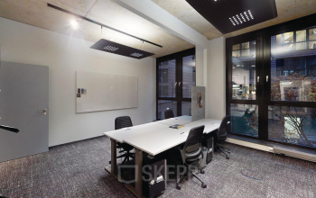 Bürofläche mieten in Am Kabellager 11, Köln Kalk, ein moderner und heller Büroraum mit großen Fenstern und mehreren Arbeitsplätzen.