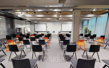 Konferenzraum im Büro Am Kabellager 11, Köln Kalk, mit mehreren Sitzreihen und Präsentationstechnik.