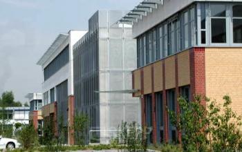 Bürogebäude mit grünem Außenbereich in Köln an der Ruth-Hallensleben-Straße