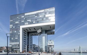 Beeindruckende Außenansicht des Bürogebäudes im Zollhafen in Köln
