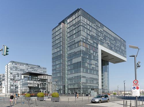 Beeindruckende Außenansicht der Immobilie im Zollhafen in Köln-Südstadt