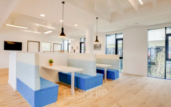 Moderner Büroraum in der St. Ruprechter Str. 90 in Klagenfurt mit heller Einrichtung, ideal für flexible Arbeitsmöglichkeiten. Perfekt für Unternehmen, die Bürofläche mieten möchten.