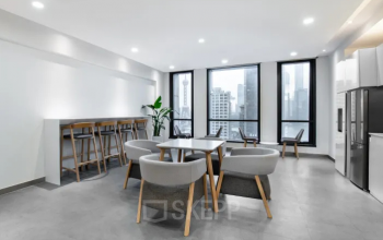 Moderner, möblierter Büroraum in St. Ruprechter Str. 90, Klagenfurt, mit großen Fenstern und stilvollen Sitzbereichen. Ideal, um Büroflächen zu mieten für ein helles und offenes Arbeitsumfeld.