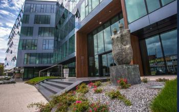 entrance to the office building equal a