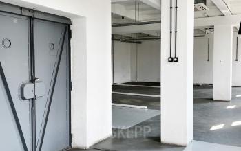 Jasne powierzchnie biurowe do wynajęcia w Krakowie przy Przemysłowej 12, zapewniające przestronne środowisko pracy.