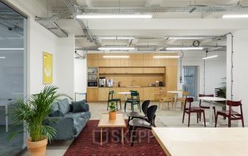 Nowocześnie zaaranżowane biuro na wynajem w Krakowie przy ul. Przemyslowa 12 z wygodnymi miejscami do pracy i strefą relaksu.