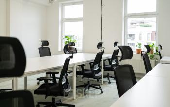 Zaaranżowane biura na wynajem na Przemysłowej 12 w Krakowie, przestronne i jasne, z roślinnością na parapecie.