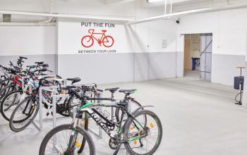 Zorganizowaną i przestronną strefę parkingową dla rowerów w biurze przy Przemysłowa 12, Kraków, zapewniającą powierzchnie biurowe przyjazne dla rowerzystów.