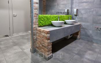 Nowoczesne i stylowe powierzchnie biurowe w biurowcu przy Przemysłowa 12, Kraków, z elementami z cegły i roślinnością.