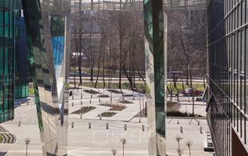 plac przed biurowcem