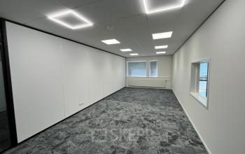 Office space rental at Industriepark 5B, Leek featuring modern, minimalist interior with bright lighting and carpeted flooring, ideal for an open floorplan layout.