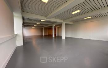Spacious, unfurnished office interior at Zwettestraat 15, Leeuwarden, featuring modern lighting and ample open floor space, perfect for office space rental.
