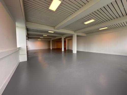 Spacious, unfurnished office interior at Zwettestraat 15, Leeuwarden, featuring modern lighting and ample open floor space, perfect for office space rental.