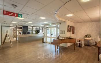 Bright and welcoming reception area at Kanaalpark 157 office space rental in Leiden, featuring a reception desk and comfortable seating arrangement.