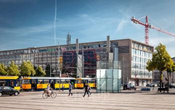 Beeindruckende Außenansicht vom Bürogebäude im Zentrum von Leipzig
