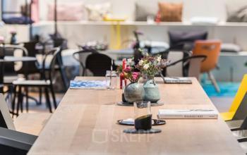 Moderner Schreibtisch am Augustusplatz in Leipzig