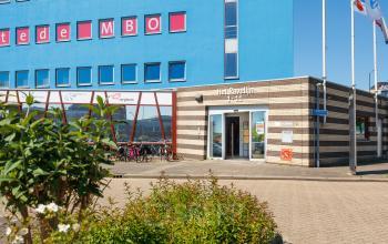 Exterior view of Het Ravelijn 1-11 in Lelystad, featuring modern architecture and a welcoming entrance, ideal for office space rental.