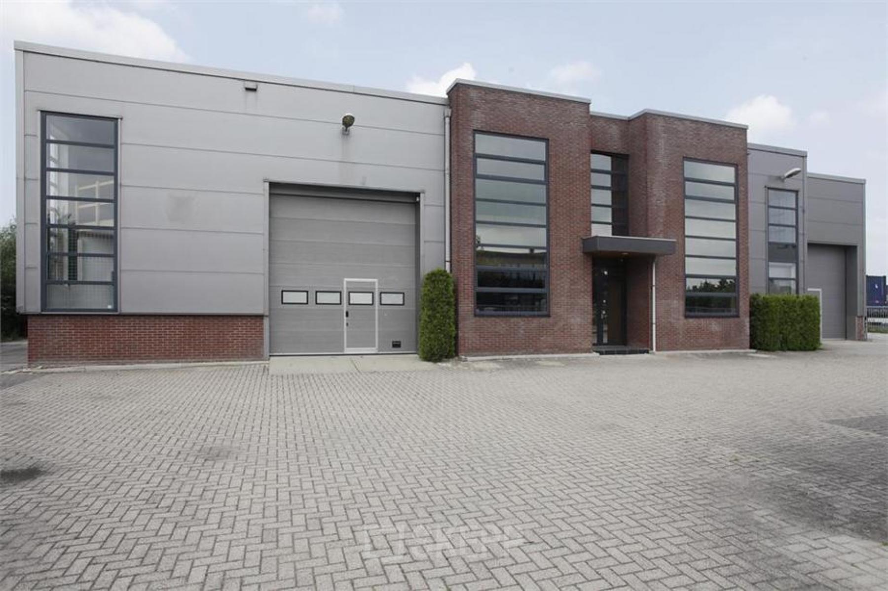 Modern office space rental at Van Rietlaan 11 in Linschoten with exterior brick and large windows.