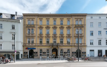 Außenansicht des Bürogebäudes in der Promenade 23, Linz, mit historischer Fassade. Perfekt, um Bürofläche zu mieten in zentraler Lage.