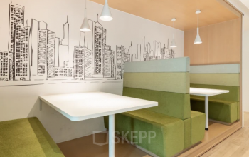 Moderner Büroraum in Promenade 23, Linz, mit kreativer Wandgestaltung und gemütlichen Sitznischen. Ideal zum Büro mieten.