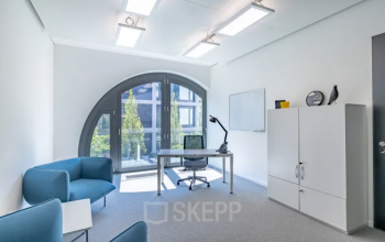 Modernes, helles Büro in Linz, Promenade 23, mit großen Fenstern und praktischer Möblierung. Ideal für alle, die eine flexible Bürofläche mieten möchten.