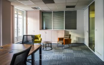 Vous pouvez travailler en toute confidentialité dans cet espace privatif dans la rue de la République