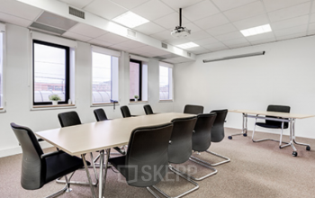 Salle de réunion spacieuse dotée de fauteuils confortables à la Place Charles Béraudier