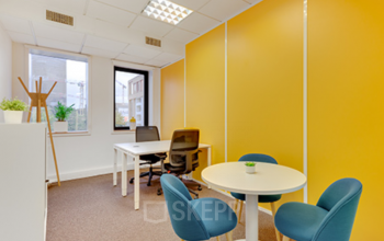 Espace de bureau confortable avec mobilier moderne à la place Charles Béraudier