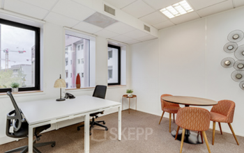 Espace de bureau pour plusieurs collaborateurs avec table ronde pour vos entretiens à la place Charles Béraudier