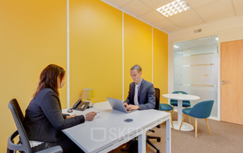 Espace de bureau chaleureux avec table ronde pour vos entretiens à la Place Charles Béraudier