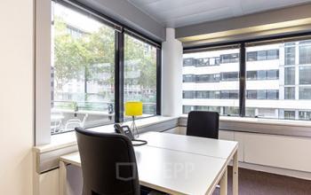 Cet espace de bureau dispose des fauteuils confortables à l'avenue Georges Pompidou