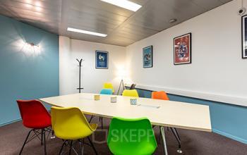 Salle de réunion aux couleurs vives à l'avenue Georges Pompidou